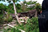 40 damnificados y daños en carretera dejó deslizamiento de ladera en Hueytamalco