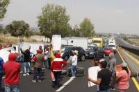 Habitantes de Tepatlaxco cierran autopista México-Puebla por presunta detención ilegal