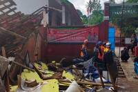 Sismo en Indonesia: suman 103 muertos, 400 heridos y 25 desaparecidos