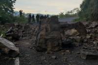 Piedras y lodo dejan incomunicada una carretera en Pahuatlán