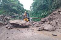 Infraestructura realiza retiro de escombro por deslave en Tepatlán y Hermenegildo Galeana