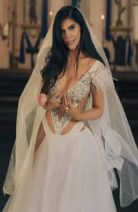Ana Bárbara luce sensual vestido de novia en video