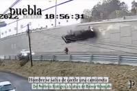 VIDEO: Hombre salva la vida al esquivar caída de camioneta por carambola en el Periférico