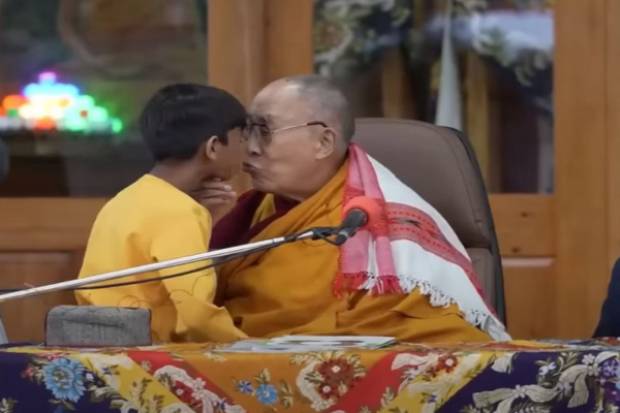 VIDEO: Dalai Lama pide a niño que lo bese y le &quot;chupe la lengua&quot;; pide disculpas