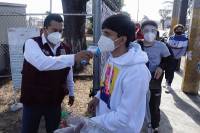 Jóvenes poblanos acuden al polideportivo Xonaca por la pre cartilla del SMN