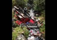VIDEO. Rescatan a chofer de camión que cayó a barranca en Chilchotla