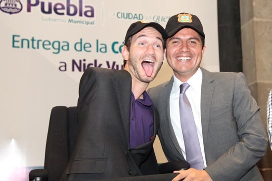 Nick Vujicic recibe copia de Cédula Real de la ciudad de Puebla