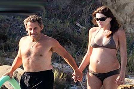 Carla Bruni luce embarazo en la playa