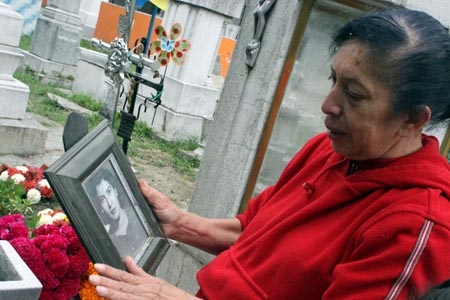 Día de Muertos: Poblanos acuden a los panteones a visitar a sus seres queridos