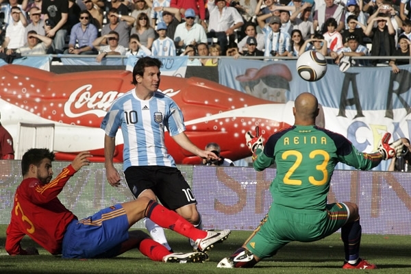 Argentina le abolla la corona al campeón España