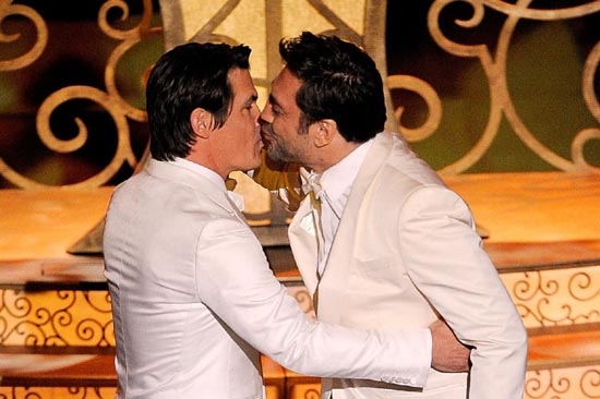 El beso del Oscar: Bardem y Brolin
