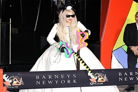 Lady Gaga inaugura el Taller de Santa en NY