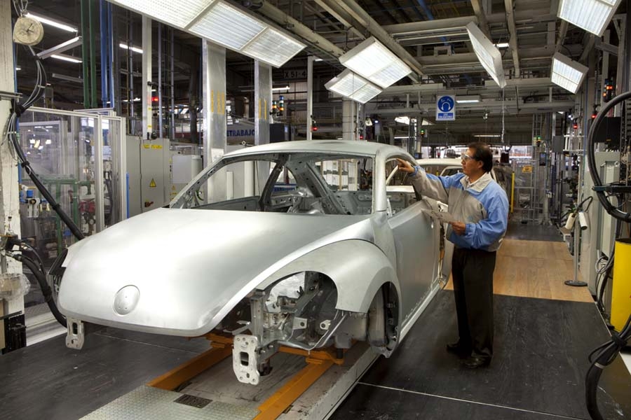 Volkswagen sube producción en 23%