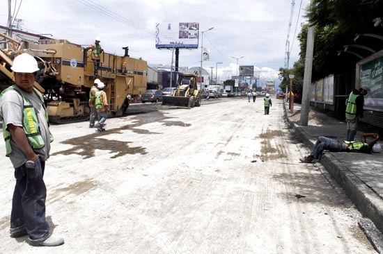 Calzada Zavaleta, inicia pavimentación con concreto hidráulico