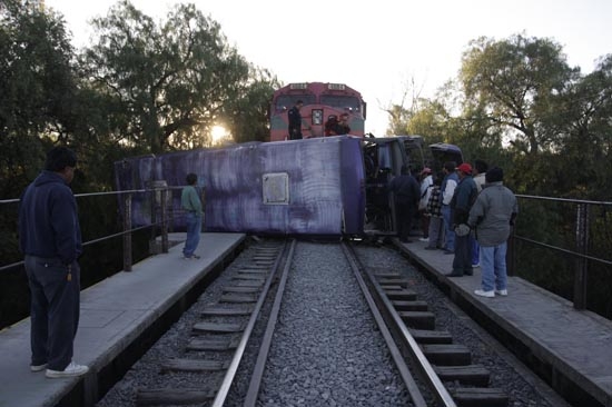 El tren se lleva un camión de transporte de la ruta Libertad – Cuauhtémoc