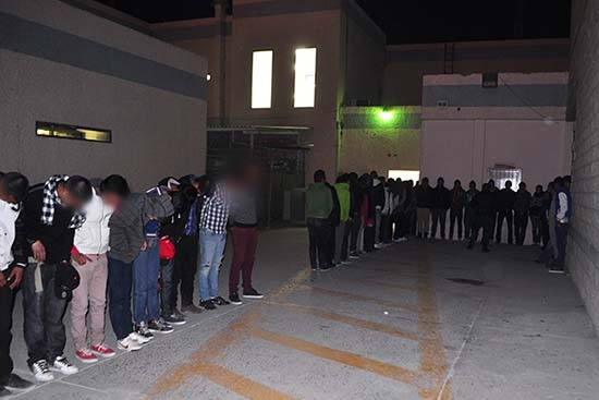 Detienen en Chihuahua a 89 jóvenes en fiesta “rave”