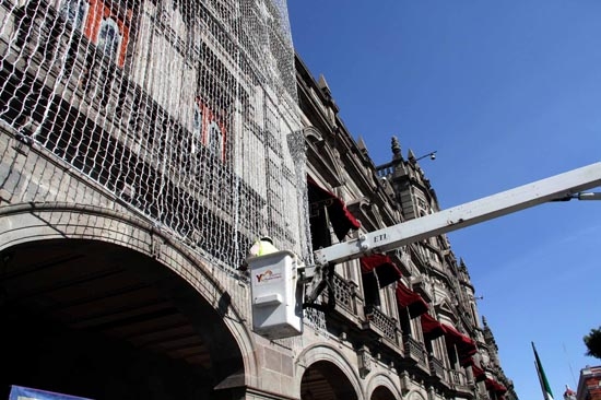 Ayuntamiento de Puebla inició la colocación de iluminación navideña