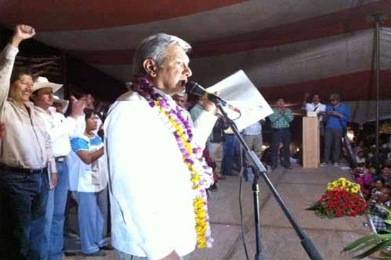 López Obrador firma su Plan de Ayala en Ayoxuxtla, Puebla