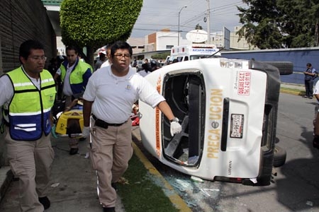 Ladrones en fuga chocan contra combi en Huexotitla, hay 17 lesionados