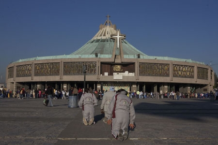 Poblanos llegan a la Basílica de Guadalupe para festejar a la Virgen