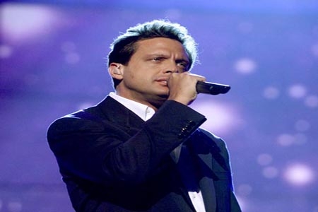 Luis Miguel, periodista presenta libro sobre el cantante