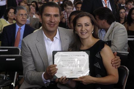 Martha Erika Alonso se gradúa de maestría en la UDLAP