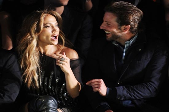JLo coquetea con Bradley Cooper