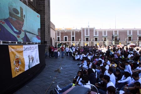 Cientos de poblanos vieron en Catedral transmisión de misa de Benedicto XVI