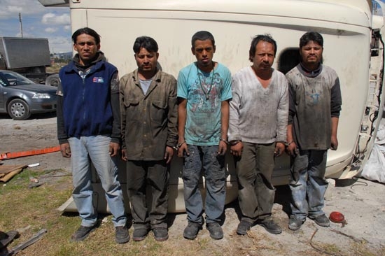 Policía Ministerial localizó bodega con camiones robados, hay 5 detenidos