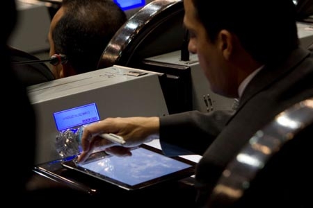 Diputados federales devuelven iPads a Telmex