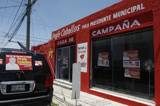 Ceballos López asegura que él también sufrió un robo en su casa de campaña
