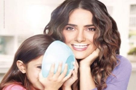 Salma Hayek presume bigote…