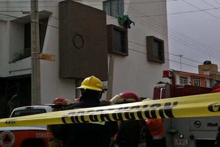 Paracaidista se mata al chocar con el techo de una casa en Pachuca