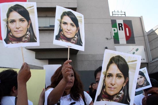 Recuerdan al góber precioso: protesta en el PRI a siete años del Lydiagate