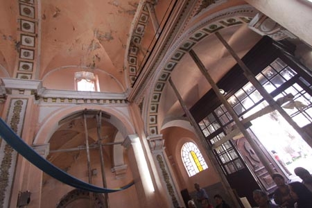 Luchan por salvar el templo de Santa Anita