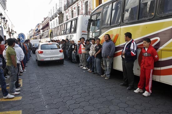 Transportistas de Tehuacán protestan y piden a diputados que no regularicen mototaxis