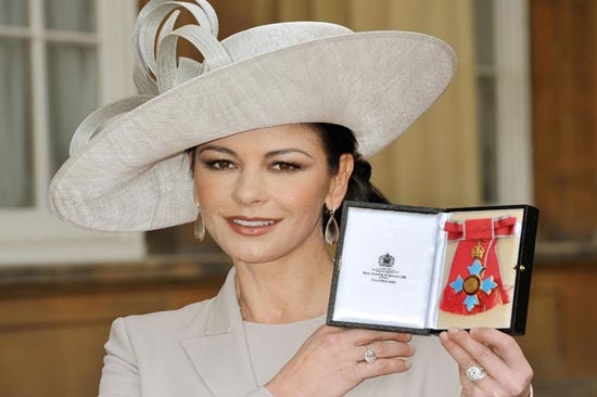 Catherine Z. Jones condecorada por el imperio británico