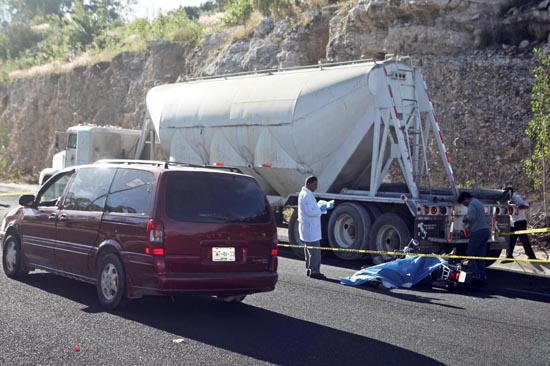 Motociclista murió al chocar contra un tráiler en el Periférico Ecológico