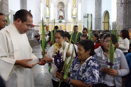 Cientos de católicos celebran el Domingo de Ramos
