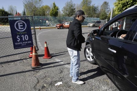 Parque del Arte cobra 10 pesos por uso de estacionamiento, usuarios en descontento