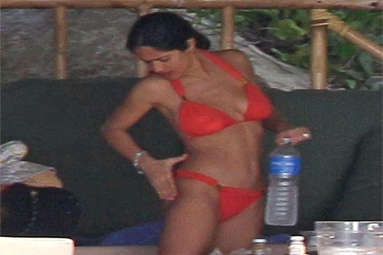 Salma Hayek recibe el 2011 en bikini