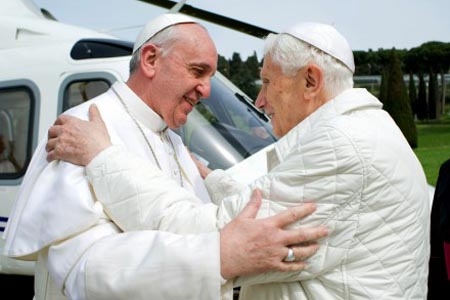 Papa Francisco se reúne con Benedicto XVI; “somos hermanos”: Bergoglio