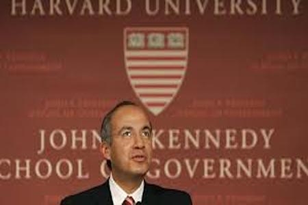 Actuar “con honestidad”, aconseja Calderón a jóvenes de Harvard