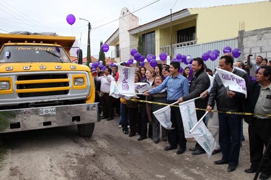 Xochimehuacan y Santo Tomás Chiautla reciben 3 mdp en pavimentación