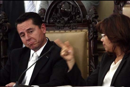 Román Lazcano une a todos en su contra