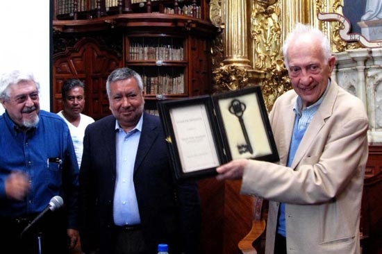 Sergio Pitol recibe la Clavis Palafoxianum en Puebla