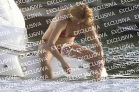 Paulina Rubio se orina en el mar
