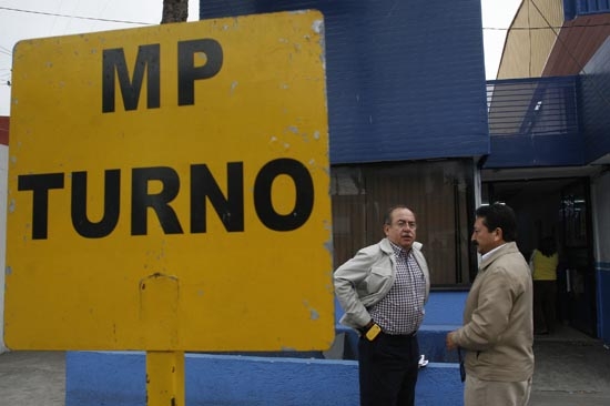 Detienen a 12 personas por repartir propaganda negra contra Enrique Agüera