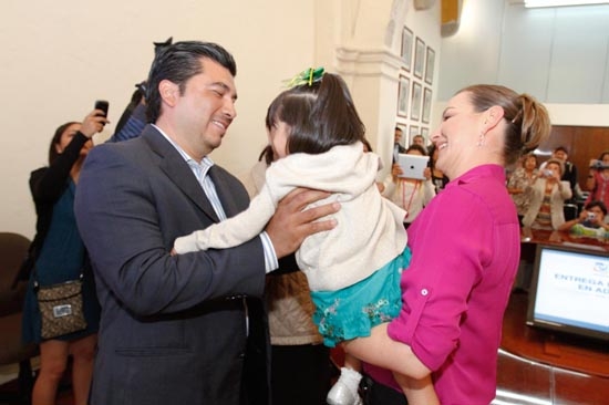 DIF entrega en adopción a dos niñas con discapacidad y a menor de 14 años