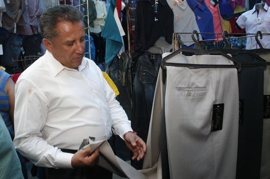 Enrique Agüera visita Los Lavaderos; ofrece reordenar tianguis y mercados